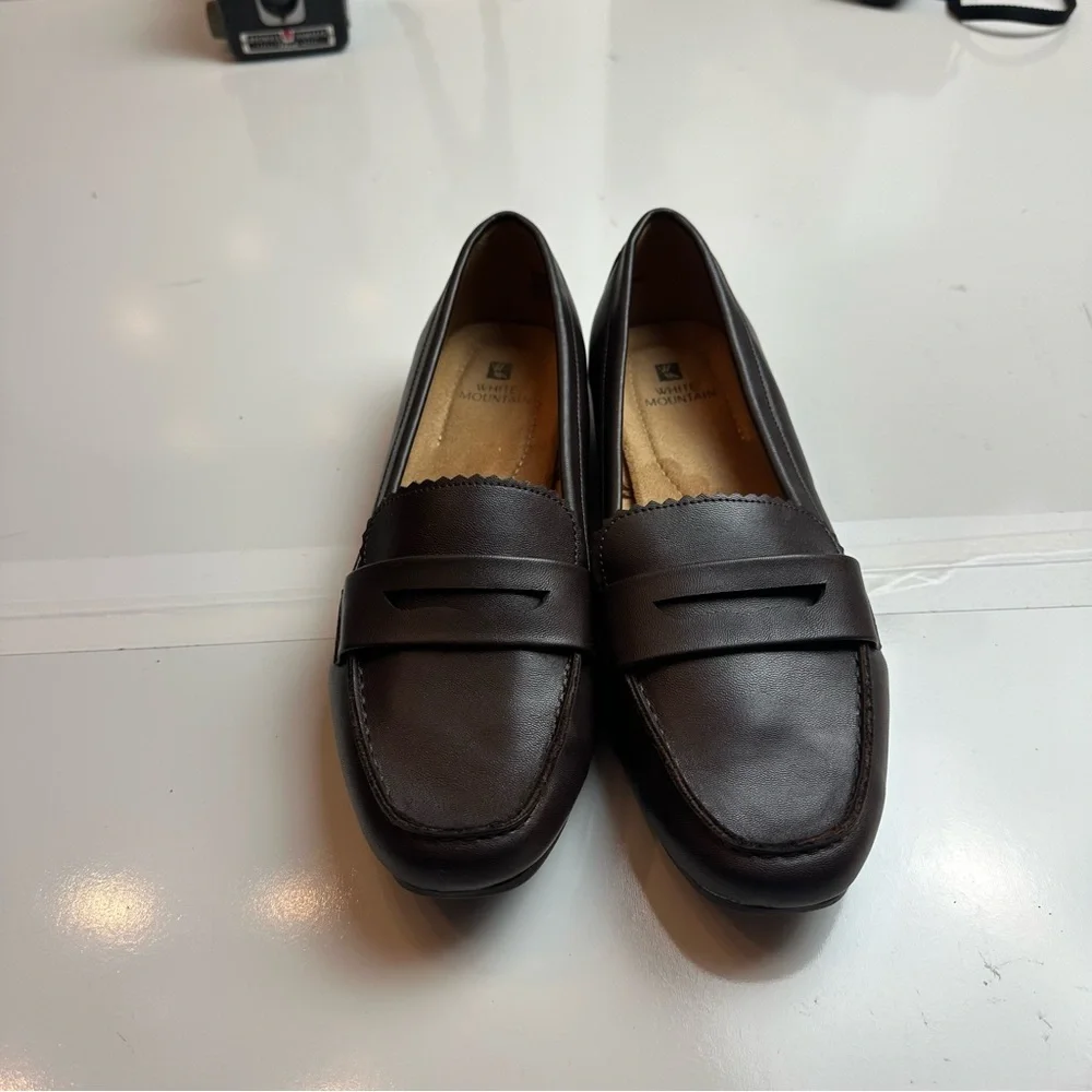 White Mountain 9.5W Brown Penny Loafers Wide Width Moc Toe Preppy Shoes